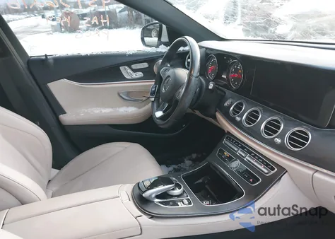 2018 Mercedes-Benz E 300 4Matic z USA, uszkodzony, nr VIN WDDZF4KB5JA372074